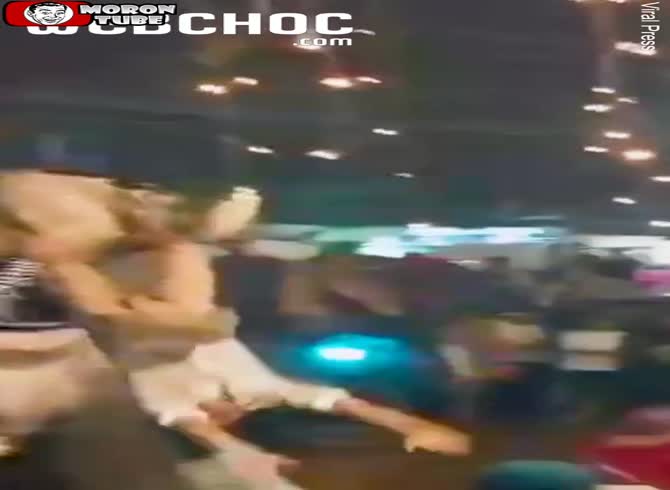 Video :At an Indian event, an elephant provokes alarm